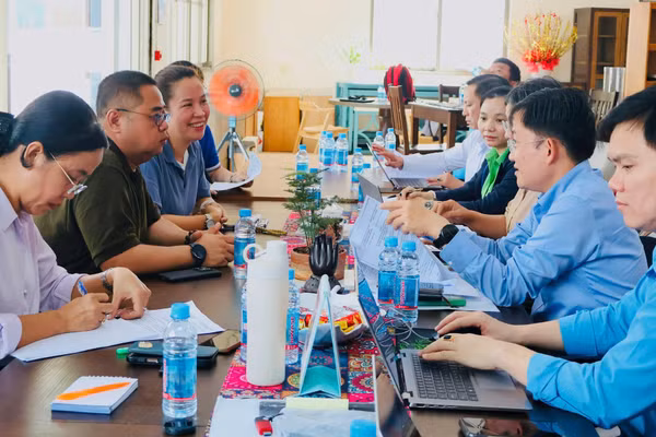 Đoàn giám sát của Liên đoàn Lao động Thành phố Hồ Chí Minh làm việc với Công ty TNHH Ding Xin Industrial (phường Tây Nam, Thành phố Hồ Chí Minh). (Ảnh: VƯƠNG LÊ)
