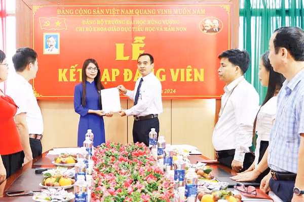 Trao Quyết định kết nạp đảng viên tại Chi bộ Khoa Giáo dục Tiểu học và Mầm non, Trường đại học Hùng Vương. (Ảnh nhà trường cung cấp)