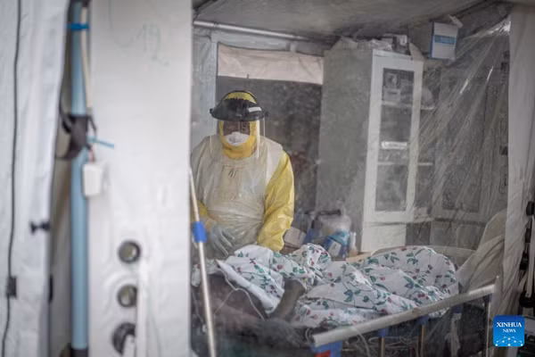 Một nhân viên y tế kiểm tra bệnh nhân tại trung tâm điều trị Ebola ở Bunia, thủ phủ tỉnh Ituri, Congo. (Ảnh: Tân Hoa xã)