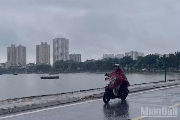 Dự báo khu vực Hà Nội có mưa rào và dông vài nơi. (Ảnh minh họa: Đ.T)