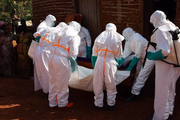 Các nhân viên y tế di chuyển thi thể một nạn nhân Ebola tại Mongbwalu, tỉnh Ituri, miền đông Cộng hòa Dân chủ Congo. (Ảnh: Tân Hoa xã)