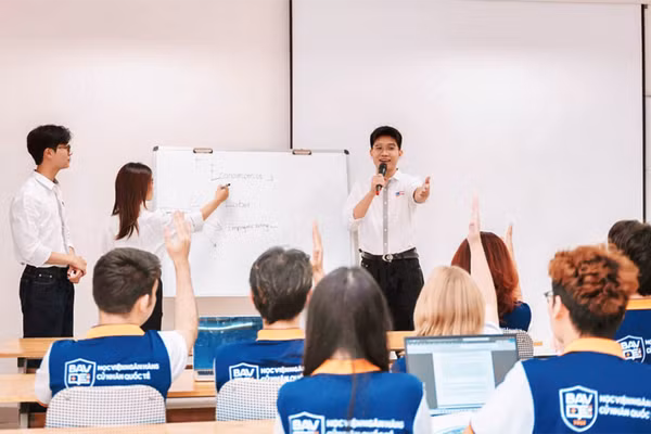 Sinh viên Học viện Ngân hàng trao đổi, thảo luận trong giờ học. (Ảnh: HVNH)