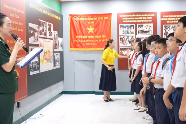 Học sinh tham quan nhà truyền thống Bộ đội Biên phòng Thành phố Hồ Chí Minh. (Ảnh: QUANG TIẾN)