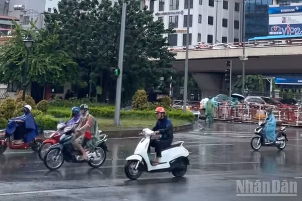 Dự báo khu vực Hà Nội có mưa rào và dông vài nơi. (Ảnh: ĐT)