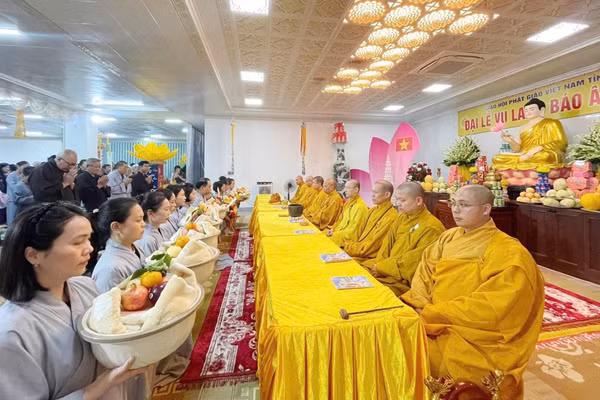 Các phật tử dâng lễ trong Đại lễ Vu Lan Báo ân-Báo hiếu tại Chùa Thành (Lạng Sơn). (Ảnh: TTXVN)
