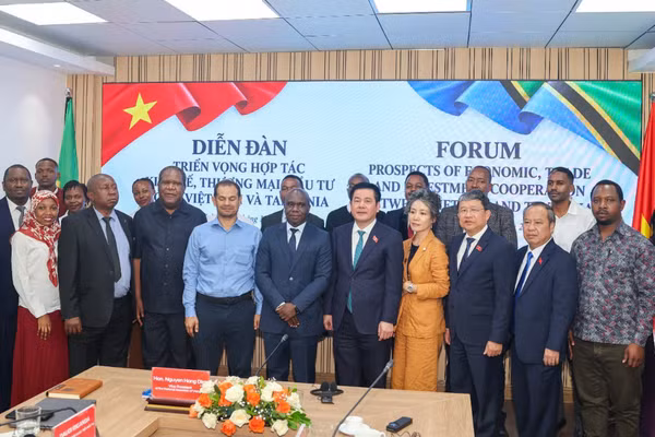 Phó Chủ tịch Quốc hội Nguyễn Hồng Diên và các đại biểu tham dự Diễn đàn. (Ảnh: Sứ quán Việt Nam tại Tanzania cung cấp)