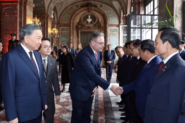 Tổng Bí thư, Chủ tịch nước Tô Lâm giới thiệu thành viên Đoàn cấp cao Việt Nam với Thủ tướng Bỉ Bart De Wever. (Ảnh: Thống Nhất/TTXVN)