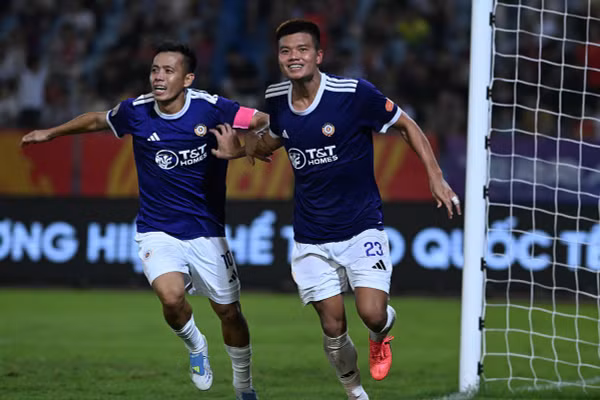 Niềm vui của các cầu thủ đội Hà Nội FC sau khi ghi bàn thắng thứ 2 trước đội Công an Hà Nội (Ảnh: TRẦN HẢI)