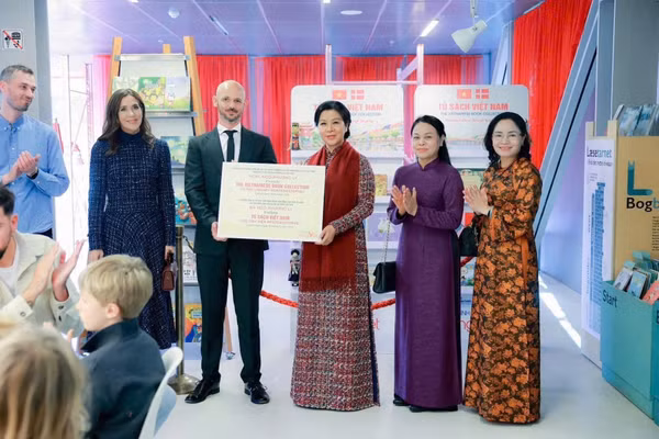 Bà Ngô Phương Ly, Phu nhân Tổng Bí thư, Chủ tịch nước trao tượng trưng “Tủ sách Việt Nam” tặng thư viện BIBLIOTEKET Rentemestervej. (Ảnh: TTXVN)