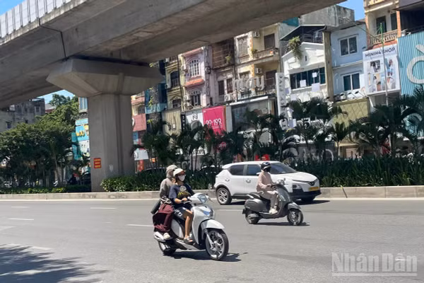 Dự báo khu vực Hà Nội ngày nắng nóng, chiều tối và đêm có mưa rào và dông vài nơi. (Ảnh: Đ.T)