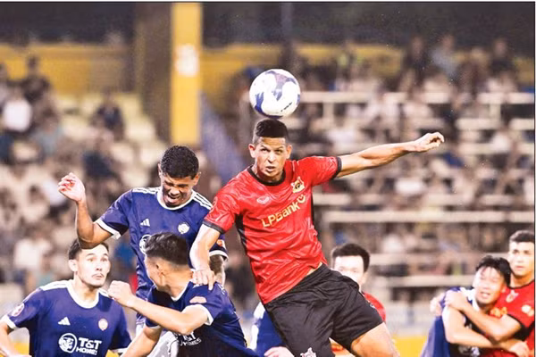 Pha bóng trong trận đấu giữa hai đội Hà Nội FC (áo tím) và Ninh Bình. (Ảnh: TRẦN HẢI)