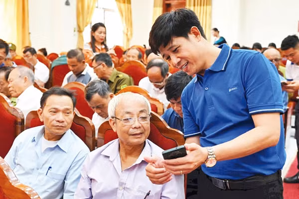 Hướng dẫn người dân cài đặt, sử dụng ứng dụng công dân số i-HaTinh. (Ảnh: NGÔ TUẤN)