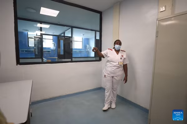Một nhân viên y tế giới thiệu khu cách ly dành cho bệnh nhân Ebola tại Bệnh viện Nairobi ở Nairobi, Kenya. (Ảnh: Tân Hoa xã)