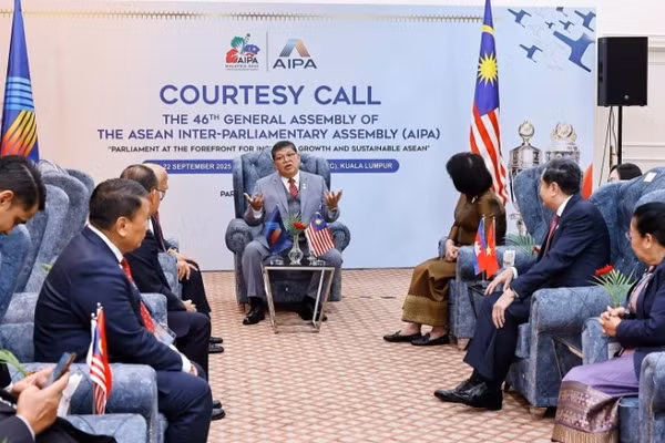 Chủ tịch Hạ viện Malaysia Tan Sri Dato’ Johari bin Abdul tiếp các Trưởng đoàn tham dự AIPA-46. (Ảnh: TTXVN)