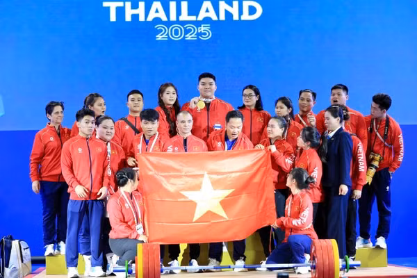 Ban Huấn luyện và các đồng đội tại đội tuyển Cử tạ Việt Nam chia vui với lực sĩ Trần Đình Thắng.