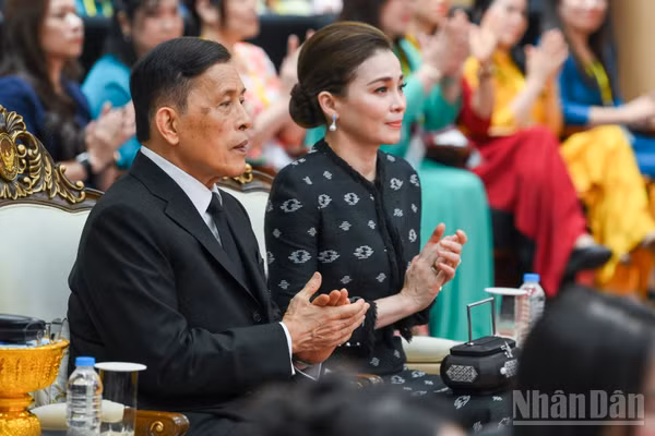 Nhà vua Vương quốc Thái Lan Maha Vajiralongkorn Phra Vajiraklaochaoyuhua và Hoàng hậu Suthida Bajrasudhabimalalakshana tại Trường đại học Hà Nội.