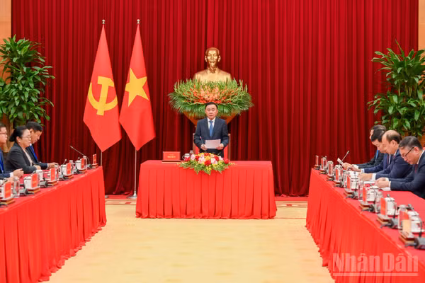 Thường trực Ban Bí thư Trần Cẩm Tú phát biểu tại buổi tiếp Đoàn cán bộ cấp cao Đảng Nhân dân Cách mạng Lào.