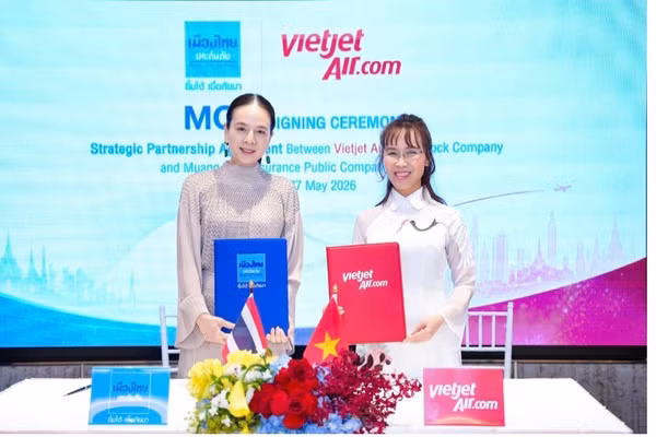 Tiến sĩ Nguyễn Thị Phương Thảo và Madam Pang “bắt tay” thúc đẩy hoạt động thể thao, văn hóa, phát triển cộng đồng. (Ảnh: HDBank)