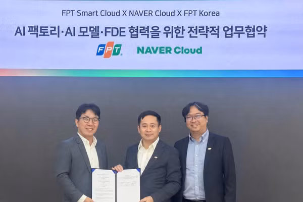 Đại diện FPT và NAVER Cloud tại lễ ký kết.