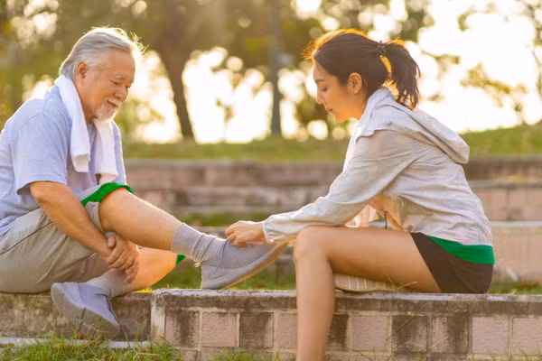 Nhiều người trung niên có xu hướng chuẩn bị sớm để chủ động khi về già. (Ảnh: Hà Hằng)