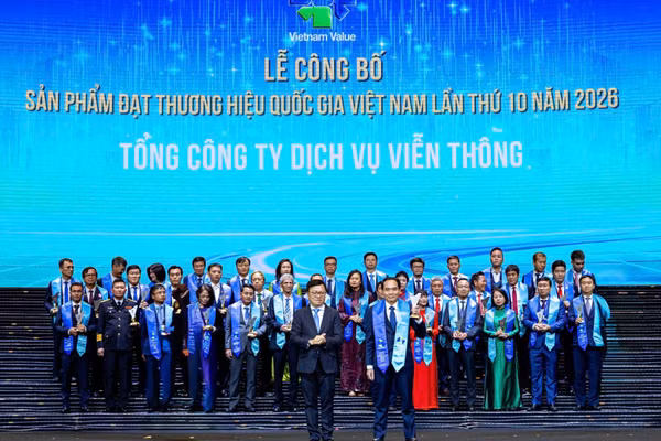 Ông Lưu Thanh Huy, Phó Tổng Giám đốc Tổng công ty VNPT-Vinaphone nhận giải thưởng cho ba dịch vụ Vinaphone 5G, Internet VNPT và VNPT E-Learning. (Ảnh: VNPT)