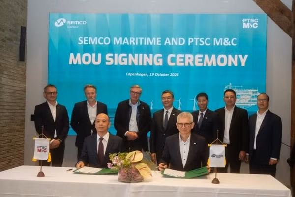 Lãnh đạo Petrovietnam chứng kiến lễ ký thỏa thuận hợp tác giữa PTSC M&C và Semco Maritime. (Ảnh: Petrovietnam)