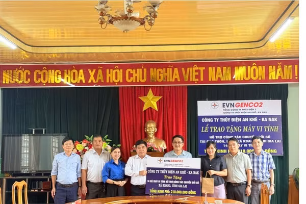 Công ty Thủy điện An Khê-Ka Nak trao hỗ trợ 210 triệu đồng cho xã Kbang. (Nguồn ảnh: Công ty Thủy điện An Khê)