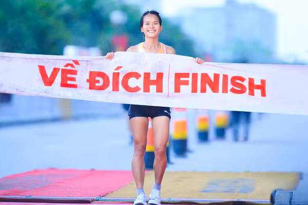 Vận động viên Việt Nam Phạm Thị Hồng Lệ với thành tích 02 giờ 50 phút 41 giây phá kỷ lục cự ly Marathon nữ tại Mùa thứ 5 (Nguồn: TCB)