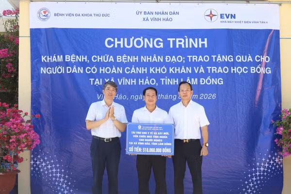 Đại diện EVN và Nhà máy Nhiệt điện Vĩnh Tân 4 trao tặng khoản tài trợ An sinh xã hội cho xã Vĩnh Hảo dịp này