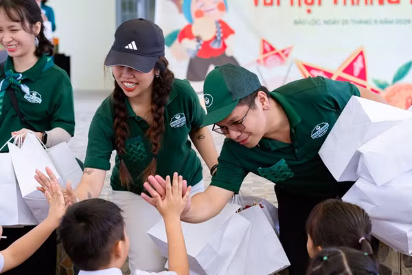 Chương trình "Vui hội trăng rằm" do chính đội ngũ nhân viên Phúc Long tổ chức, đem đến một ngày vui chơi ý nghĩa cho hơn 400 học sinh Trường tiểu học và trung học cơ sở Lộc Nga. (Ảnh: MSN)