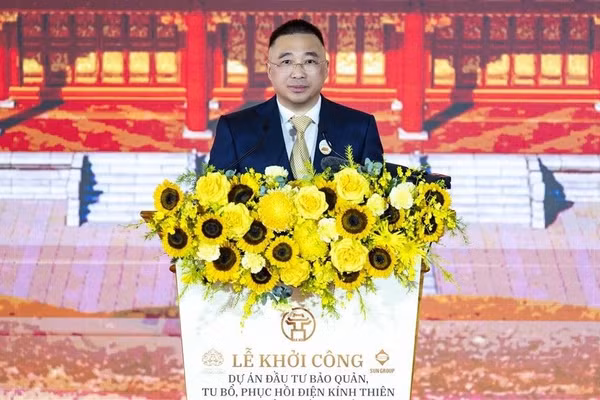 Ông Trần Minh Sơn, thành viên Hội đồng Sáng lập, Phó Chủ tịch Thường trực Tập đoàn Sun Group, đại diện đơn vị thi công, phát biểu tại lễ khởi công. (Ảnh: SUN GROUP)