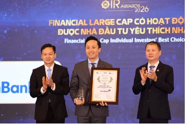 Ông Vương Huy Đông - Phó Ban Thư ký HĐQT&QHCĐ đại diện VietinBank nhận giải thưởng hạng mục “Financial Large Cap có hoạt động IR được Nhà đầu tư yêu thích nhất 2026”. (Ảnh: Vietinbank)