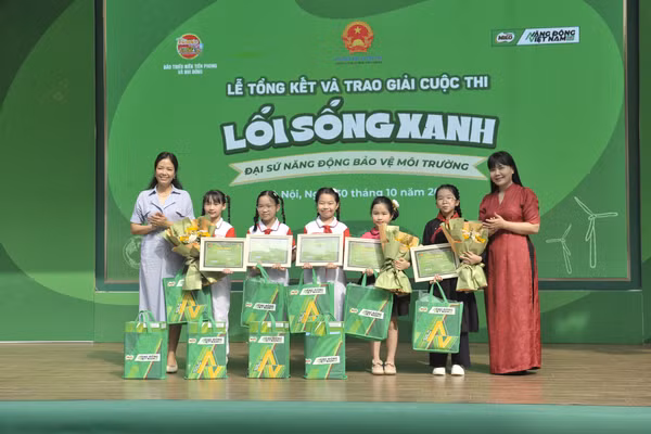 Ban tổ chức trao giải cho các cá nhân và tập thể đạt giải thưởng.