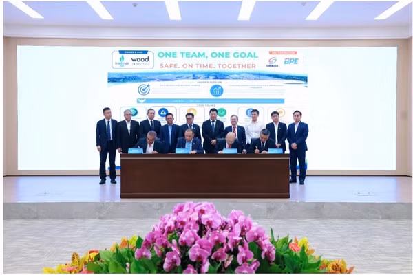 Đại diện chủ đầu tư, tư vấn PMC và nhà thầu EPC cùng ký cam kết triển khai dự án nâng cấp, mở rộng nhà máy lọc dầu Dung Quất an toàn, đúng tiến độ, đúng ngân sách và đáp ứng các yêu cầu kỹ thuật.
