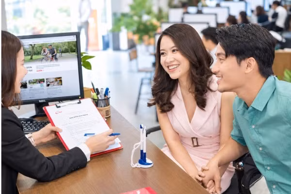 Trao đổi kỹ trước khi ký hợp đồng giúp khách hàng bảo vệ quyền lợi và hạn chế những vướng mắc về sau. (Ảnh minh họa: Shutterstock)