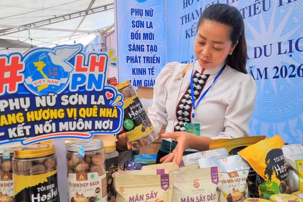  Một gian hàng với các sản phẩm đặc trưng của Sơn La tại hội chợ. (Ảnh: QUỐC TUẤN) 