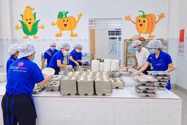 Co.opmart Long Xuyên thực hiện kiểm thực ba bước và lưu mẫu thực phẩm trong 24 giờ theo quy định. (Ảnh: Saigon Co.op)