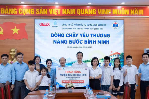 Đại diện Tập đoàn GELEX và Công ty VIWASUPCO trao tặng biểu trưng, gửi gắm tình cảm và sự đồng hành tới Trường tiểu học Bình Minh. (Ảnh: GELEX)
