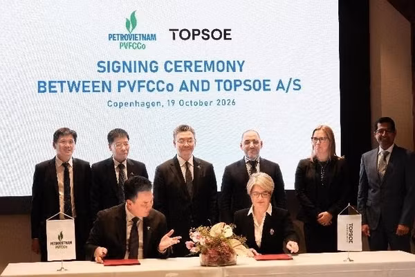 Đại diện PVFCCo-Phú Mỹ và Topsoe ký kết Thỏa thuận Hợp tác. (Nguồn: Đạm Phú Mỹ)