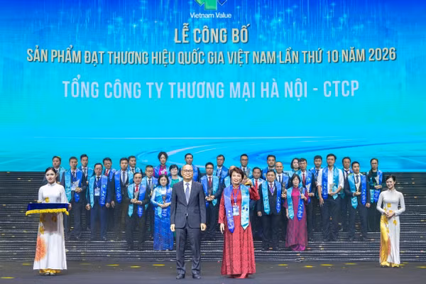 Tổng Giám đốc Dương Thị Lam đại diện Tổng công ty Thương mại Hà Nội-CTCP (HAPRO) nhận biểu trưng chứng nhận Sản phẩm đạt Thương hiệu quốc gia 2026. (Nguồn: Hapro)