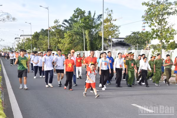 Chương trình đi bộ "Cùng Việt Nam tiến bước" tại tỉnh Đồng Tháp.