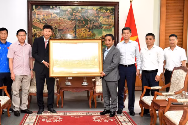 Thứ trưởng Văn hóa, Thể thao và Du lịch Hoàng Đạo Cương trao quà của Thủ tướng tặng đội tuyển bóng đá nam quốc gia. (Ảnh: THÁI DƯƠNG)