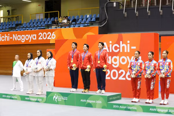 Các vận động viên kata nữ nhận Huy chương vàng tại ASIAD 20. Ảnh: Bùi Lượng