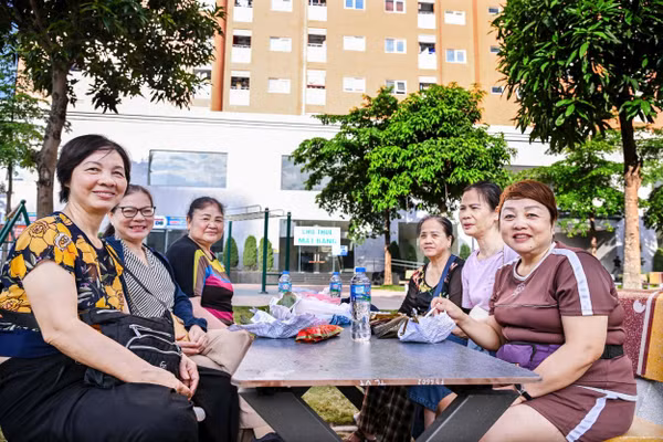 Dự thảo Luật Đất đai (sửa đổi) đã có nhiều điểm mới về hình thức bồi thường, chất lượng và địa điểm tái định cư cho người bị thu hồi đất. Trong ảnh: Người dân bị thu hồi đất phục vụ mở đường ở Đê La Thành về tái định cư tại Khu CT3 Nghĩa Đô, TP Hà Nội. Ảnh: HIẾU MINH