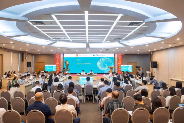 Liên đoàn Thương mại và Công nghiệp Việt Nam (VCCI) phối hợp Bộ Nông nghiệp và Môi trường tổ chức lấy ý kiến góp ý hoàn thiện Dự thảo Luật Đất đai (sửa đổi). Ảnh: Hữu Hùng