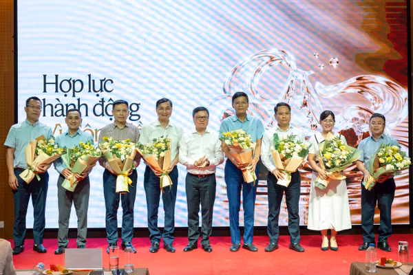 Đồng chí Lê Quốc Minh tặng hoa cho đại diện một số cơ quan báo chí, tổ chức truyền thông sẽ tham gia không gian thông tin chung về hoạt động vì cộng đồng. Ảnh: Thủy Nguyên