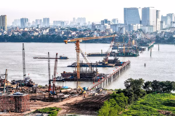 Cầu Trần Hưng Đạo (Hà Nội), công trình hạ tầng trọng điểm, được đẩy nhanh tiến độ từ các chính sách khơi thông nguồn lực đất đai theo Luật Đất đai năm 2024. Ảnh: Thành Đạt