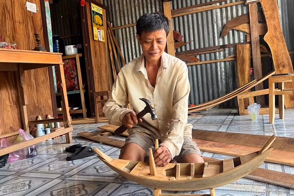 Sản phẩm xuồng, ghe mi-ni người dân đóng bán cho du khách.