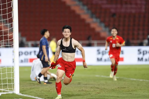 Nguyễn Thanh Nhàn ăn mừng bàn thắng mang về Huy chương vàng SEA Games 33, với chiếc "áo yếm" Catapult bên trong.