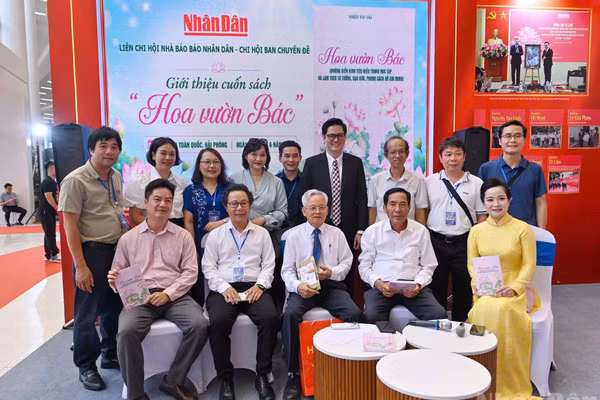 Các đại biểu dự Lễ giới thiệu cuốn sách "Hoa vườn Bác" do Liên Chi hội Nhà báo Báo Nhân Dân tổ chức trong khuôn khổ Hội Báo toàn quốc năm 2026 tại TP Hải Phòng.